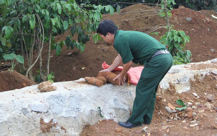 Phát hiện nhiều đạn pháo trong lúc múc, đổ đất làm đường