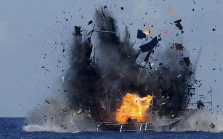 Malaysia lần đầu đốt tàu cá nước ngoài