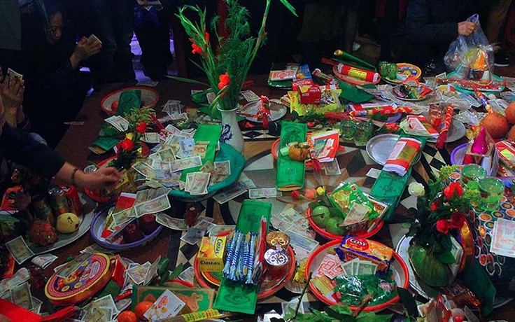 Tiền lẻ vẫn rải khắp đền, chùa