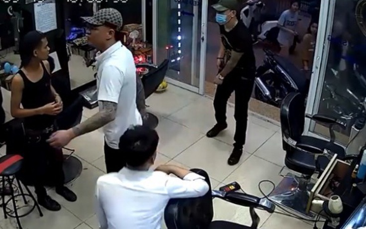 Tạm giữ 2 người vụ nổ súng trong tiệm cắt tóc ở Hà Nội