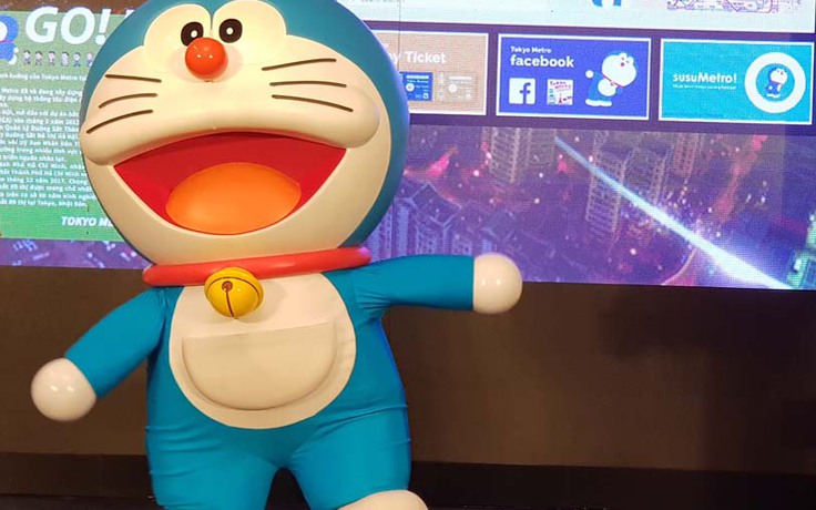 Mèo máy Doraemon vận động du khách Việt đi metro Nhật