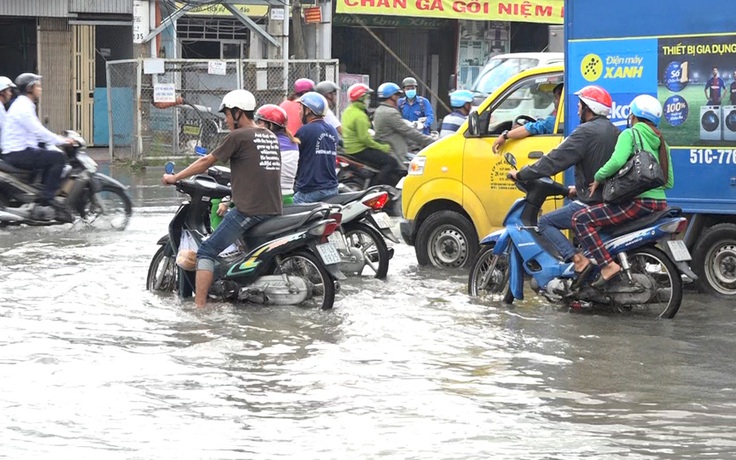 Nước lũ tràn vào nội ô Long Xuyên