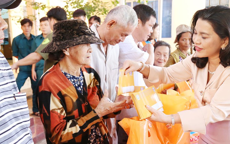 Mang Tết đến với đồng bào khó khăn