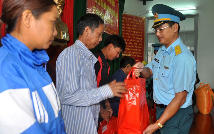 Trung đoàn Không quân 910 tặng quà cho người dân Phú Yên