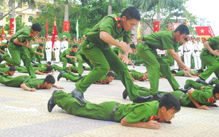 Nghiêm cấm công an đeo kính đen, đút tay túi quần khi làm nhiệm vụ