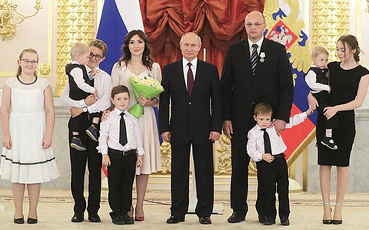 Tổng thống Putin khen thưởng gia đình đông con