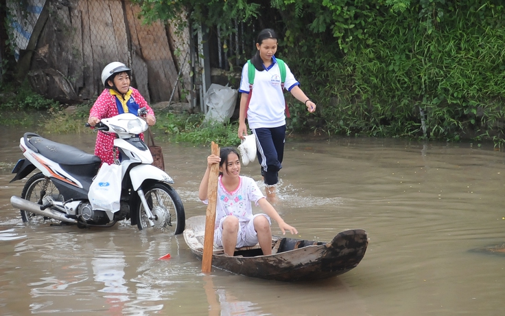 Nhà, vườn ngập trong nước: Người dân Cần Thơ ngồi xuồng ra phố