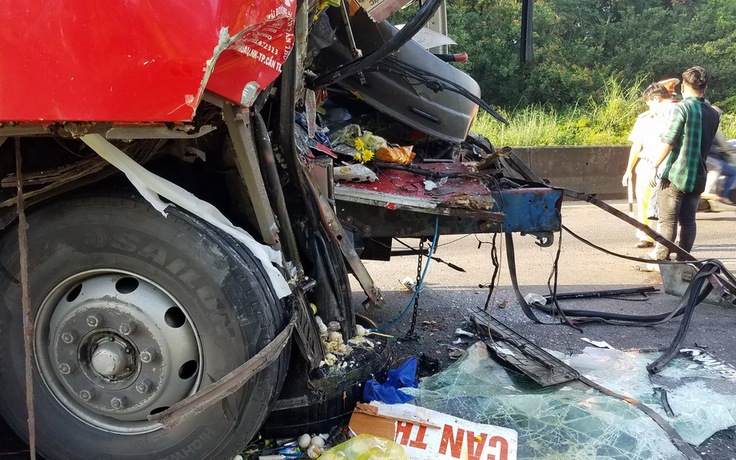 Tai nạn ở Dầu Giây: Xe khách nát đầu sau cú va chạm với xe tải