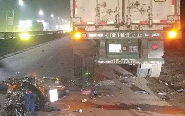 Đồng Nai: Nạn nhân tử vong sau cú lao xe máy vào xe container đậu ven lộ