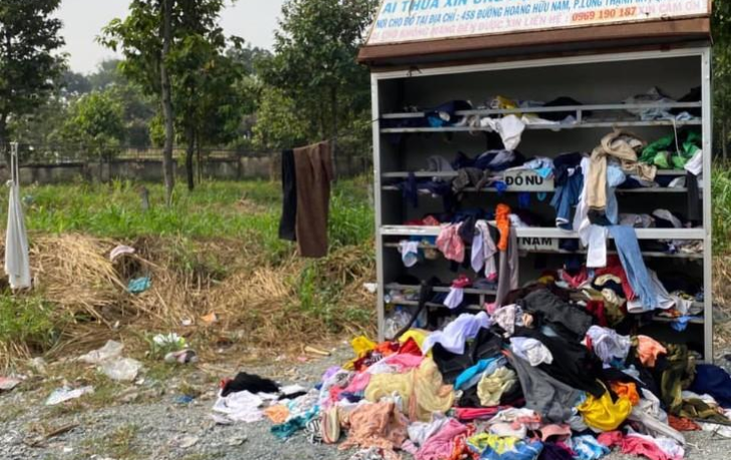 Tủ quần áo từ thiện biến thành đống rác