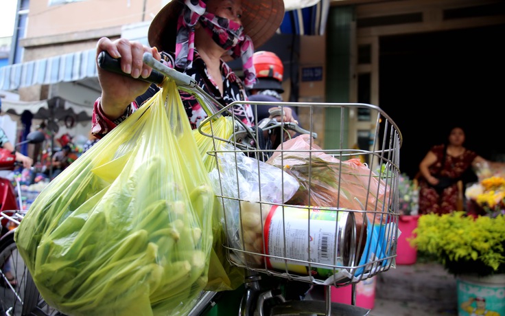 Sử dụng túi phân hủy, phải tuyên truyền mạnh từ bà bán rau