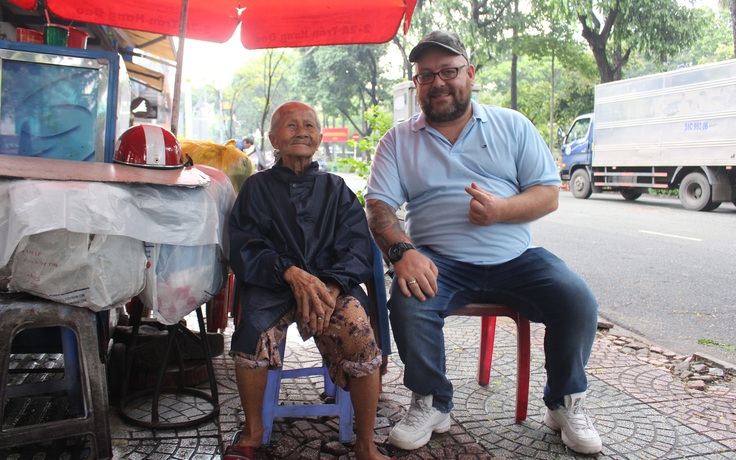 Ông Tây làm bạn với bà cụ 91 tuổi bán nước ở Sài Gòn