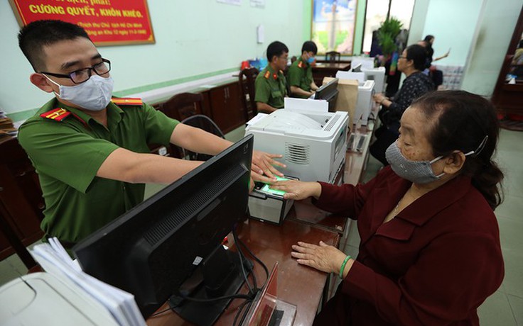 Tranh thủ đi làm căn cước công dân sớm