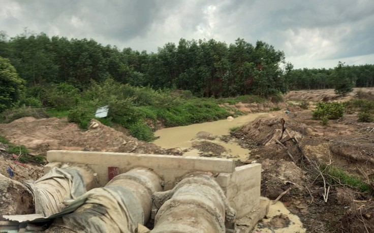 Suối Đá bị 'bức tử' gây thiệt hại hàng chục tỉ đồng cho nông dân