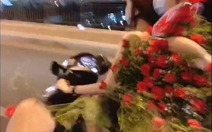 Màn rút trộm hoa của cô gái trên đường bị ném 'gạch đá'