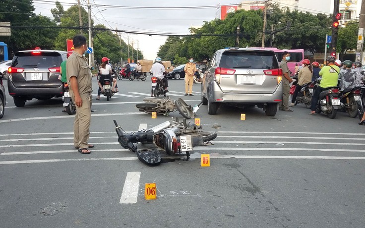 TP.HCM: Bị truy đuổi, nhóm nghi cướp tài sản tông ô tô dừng chờ đèn đỏ