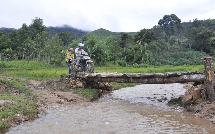 Đi hơn 100 km để rút vài trăm ngàn tiền lương!