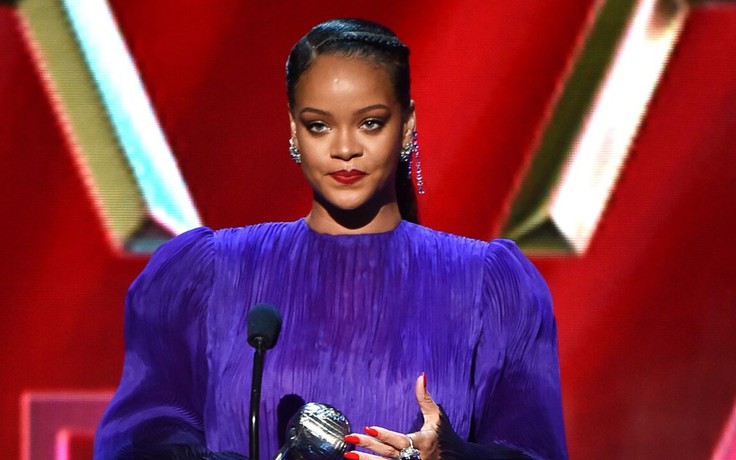 Rihanna bị tai nạn bầm mặt