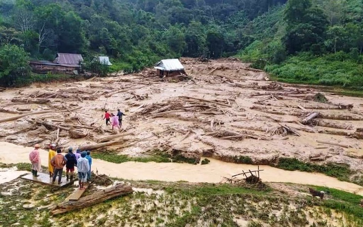 Cảm phục cuộc chạy 'marathon với thần chết' của 20 trai làng trong đêm tối