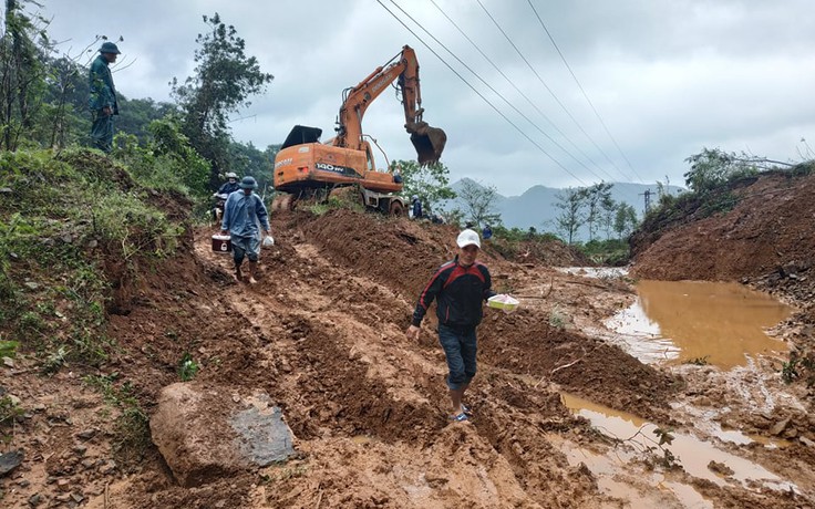 Khai thông điểm sạt lở, mở đường giải cứu 4 xã bị cô lập suốt tuần do lũ dữ