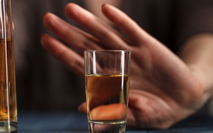 Khoa học nói gì về việc pha rượu với nước tăng lực?