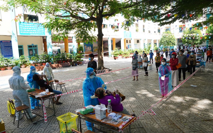 Vượt 6.000 ca nhiễm, TP.HCM ứng phó ra sao?