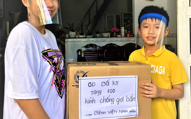 Hai cháu bé ở Nha Trang làm 370 kính chắn giọt bắn tặng bệnh viện