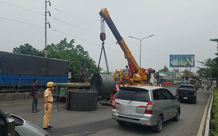 Chặn ngay mối nguy từ xe chở cuộn sắt, thép