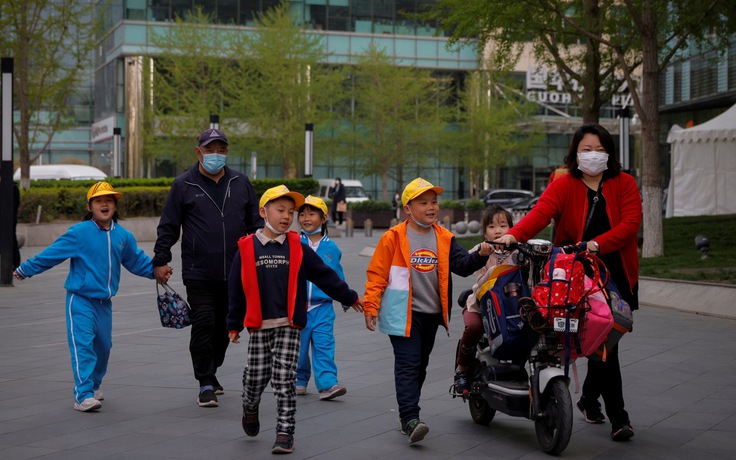 Trung Quốc từ hạn chế sinh con đến nỗi lo dân số sụt giảm
