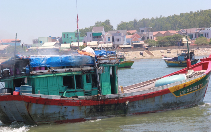 Tàu Trung Quốc tông tàu cá Quảng Ngãi ở Hoàng Sa