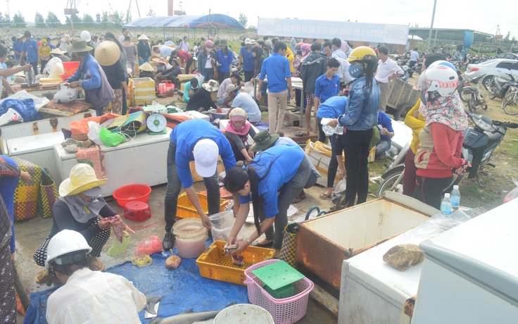 Cá bớp rớt giá, huyện đứng ra 'giải cứu' giúp ngư dân