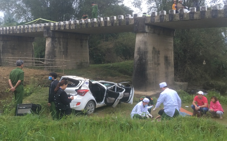 Taxi lao xuống cầu, 1 người chết, 5 người bị thương