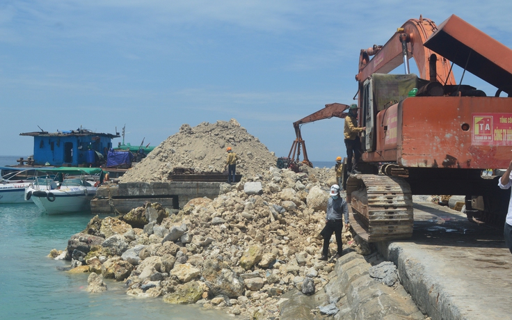 Vụ 'đổ thải ra biển Lý Sơn': Dùng chất thải rắn đắp đường, không đổ ra biển