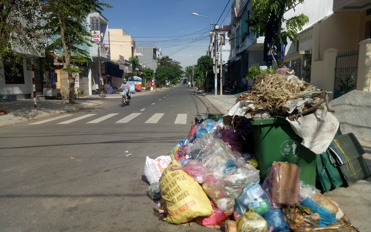 Dân chặn xe rác vào bãi, hơn 800 tấn rác ùn ứ 'tấn công' khu dân cư