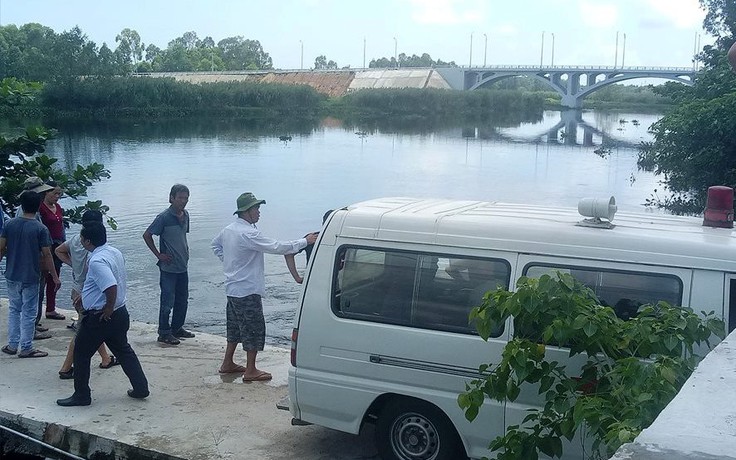 Nam thanh niên lao mình xuống dòng nước chảy xiết cứu hai mẹ con thoát chết