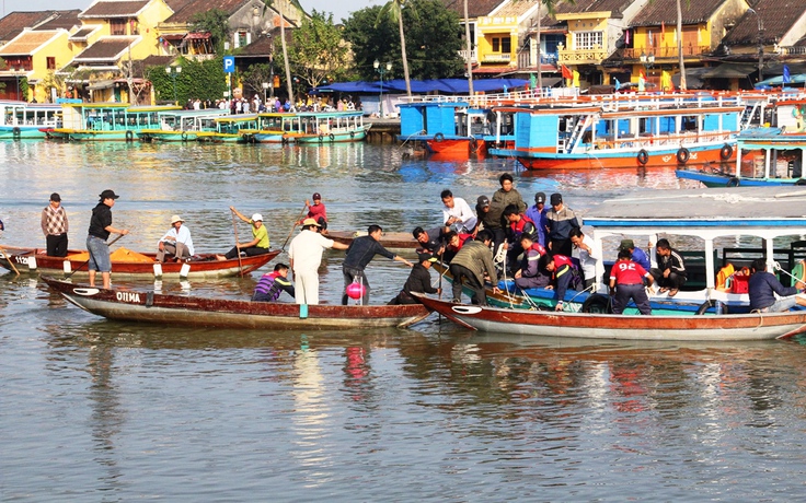 Ô tô lao thẳng xuống sông Hoài, 3 người trong một gia đình tử vong