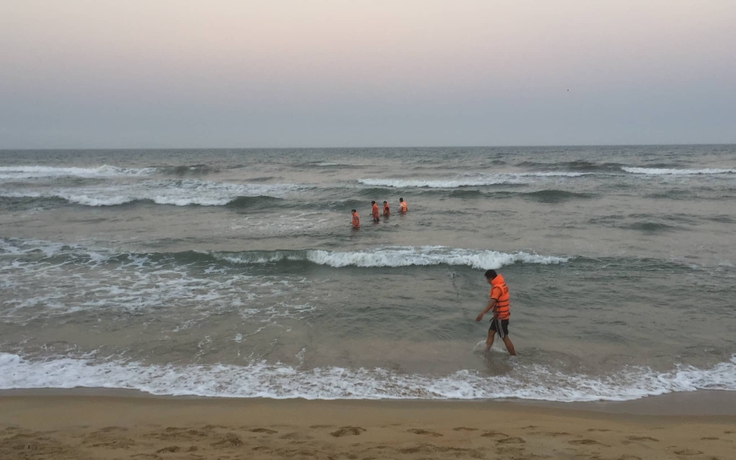 Tắm biển đầu năm, 5 học sinh tử vong: Tích cực tìm nạn nhân mất tích