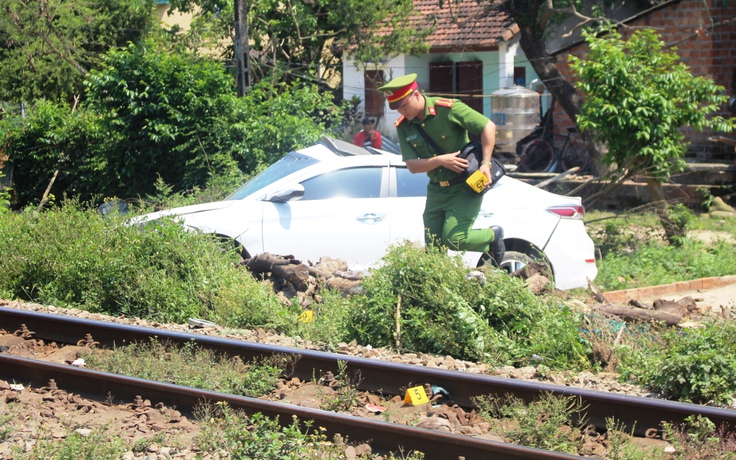 Tai nạn đường sắt, ô tô bị tàu hỏa tông, 3 người nhập viện