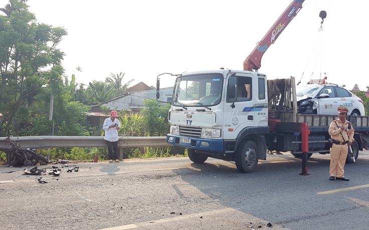 Xe máy gãy đôi, người đàn ông tử vong sau khi va chạm với xe taxi