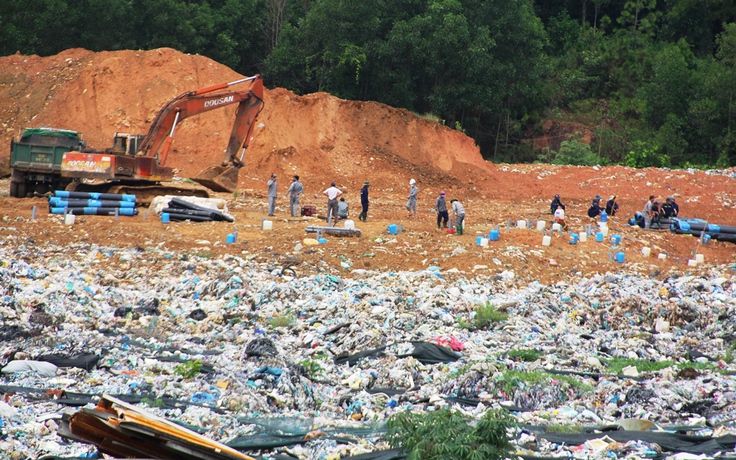Bãi rác Tam Xuân gây ô nhiễm: Công an bảo vệ cho công nhân khắc phục sự cố