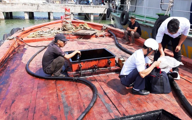 Bắt giữ tàu chở hàng chục mét khối dầu nhớt thải không rõ nguồn gốc