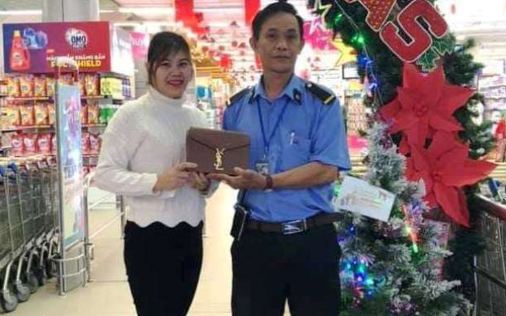 Quảng Nam: Bảo vệ siêu thị tốt bụng trả lại tài sản cho khách 'mải chụp ảnh'