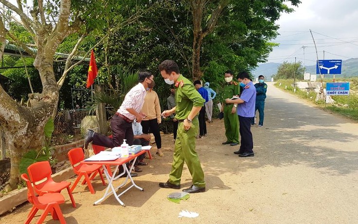 Truy tìm người hành hung nữ nhân viên ở chốt kiểm dịch Covid-19