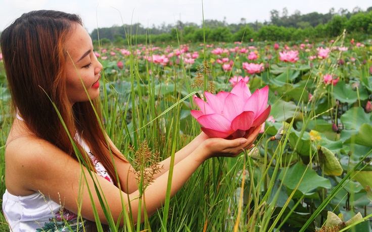 Những thiếu nữ bị mùa sen rực rỡ ‘đốn tim’ giữa ngày hè oi ả