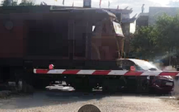Ô tô vượt gác chắn đường sắt, bị tàu hàng húc văng gần 50 m