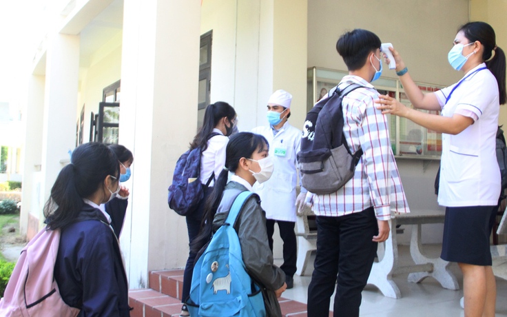 Thầy giáo nhiễm Covid-19 ở Quảng Nam coi thi tốt nghiệp, dự lễ bế giảng, dự tiệc liên hoan