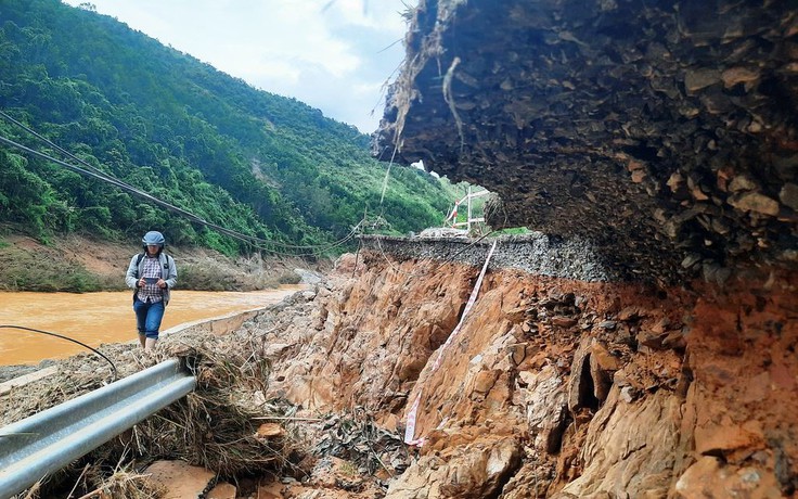 Quảng Nam: Mưa lũ gây sạt lở nặng đường Hồ Chí Minh