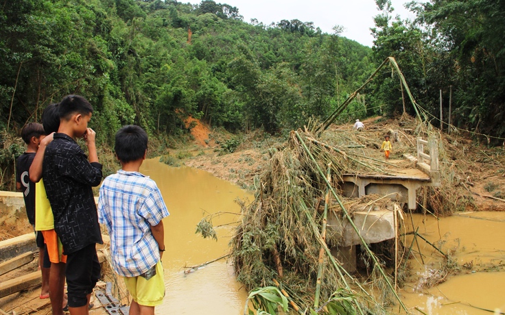 Mưa lũ đánh gãy cầu, hàng trăm hộ dân ở Quảng Nam bị cô lập