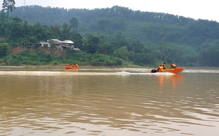 Chia hai mũi tìm kiếm 13 nạn nhân mất tích do sạt lở núi ở Trà Leng