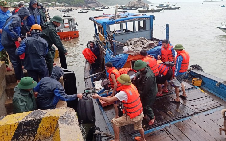 Quảng Nam: Tàu vận tải chìm, 5.000 lít dầu DO nguy cơ tràn ra biển